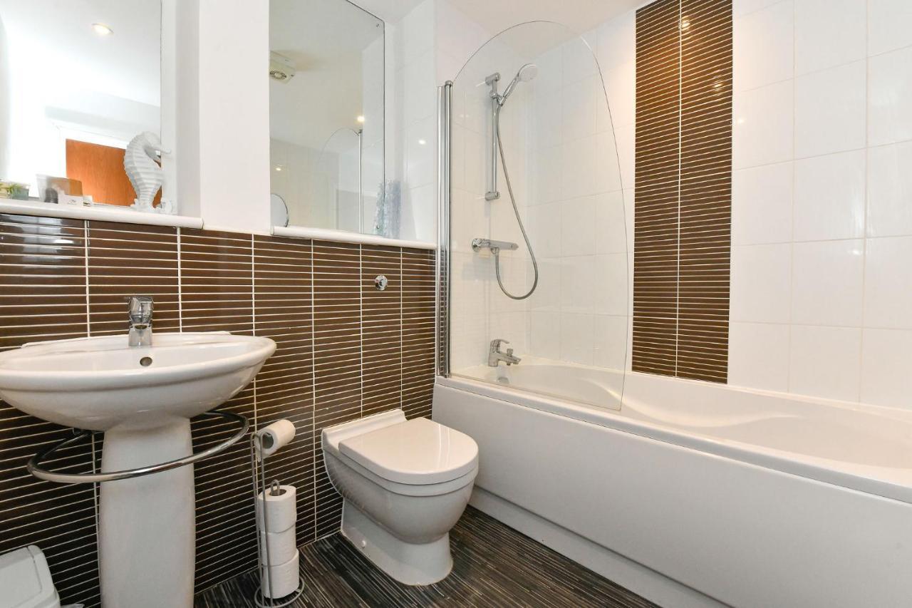 Meridian Wharf, Excellent Marina View Apartment *