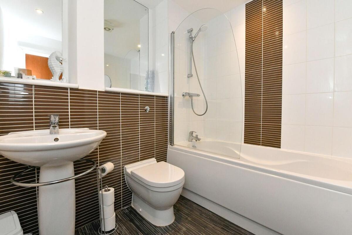 Meridian Wharf, Excellent Marina View Apartment *